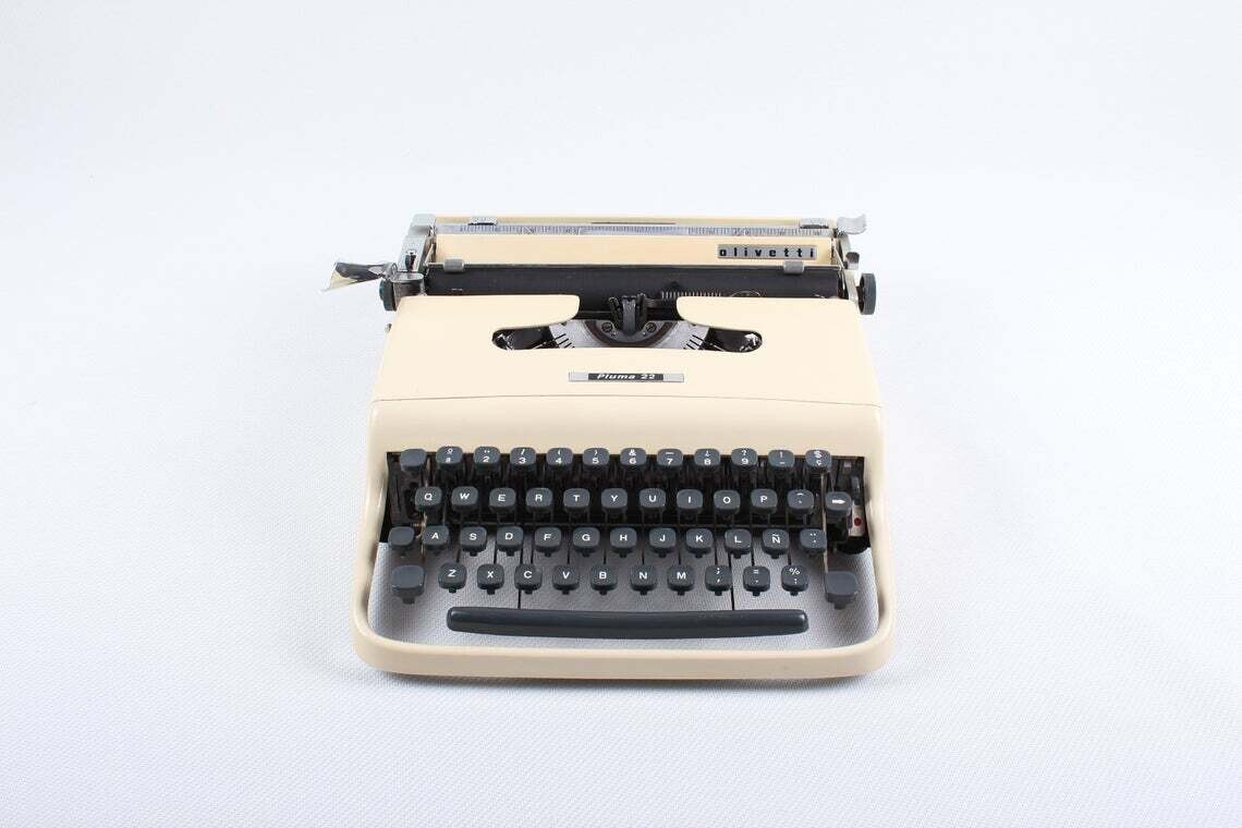 Olivetti Lettera Pluma 22 Original Cream Typewriter