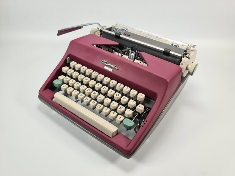 Olympia SM 8 Monica - vintage working typewriter - violet plum typewriter - qwerty