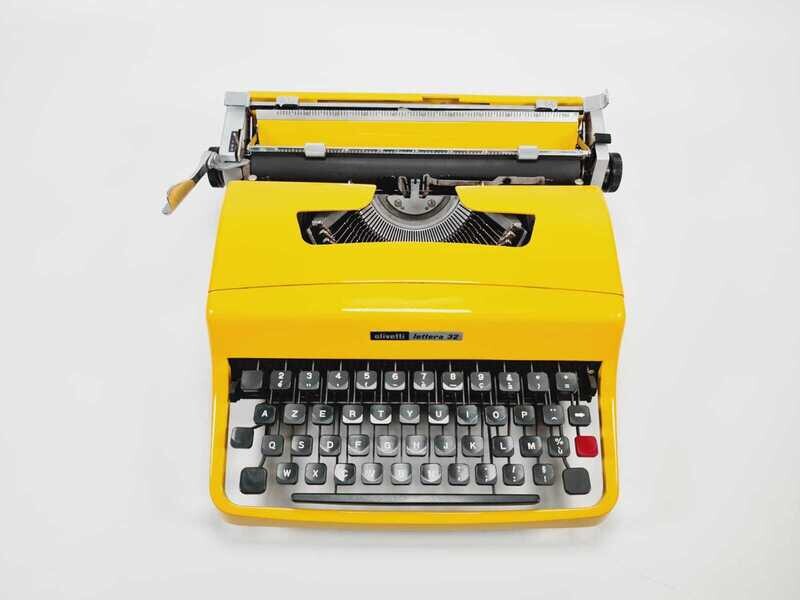 PRO Yellow Olivetti Lettera 32 Typewriter, AZERTY