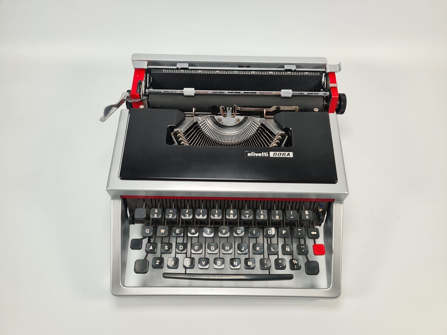 Olivetti Dora/Lettera 31 Silver &amp; Black Typewriter, Vintage, Mint Condition, Manual Portable, Professionally Serviced by Typewriter.Company