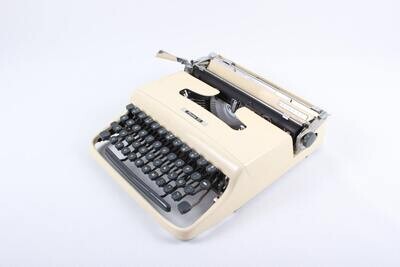 Olivetti Lettera Pluma 22 Original Rare Cream Colour Typewriter, Vintage, Manual Portable, Professionally Serviced by Typewriter.Company