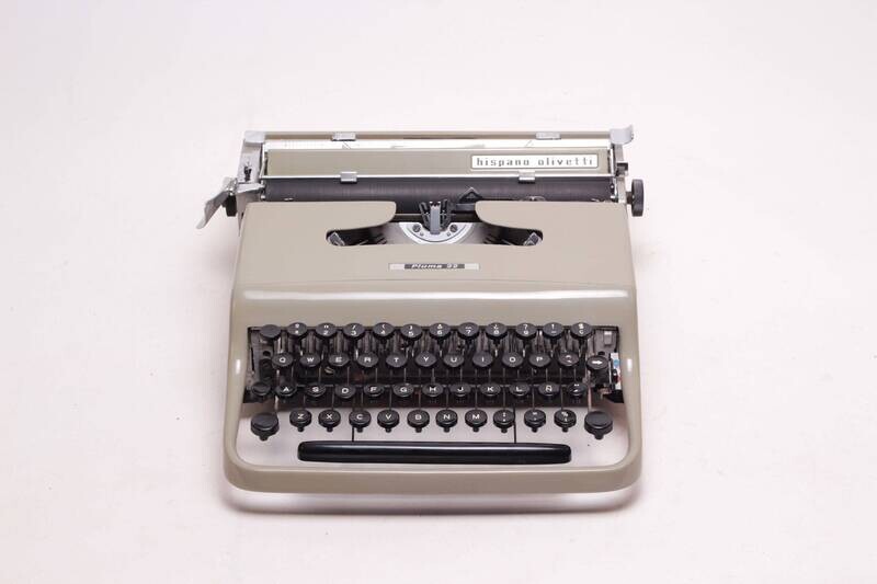 Olivetti Pluma 22 Original Greyish Beige Typewriter, Vintage Refurbished
