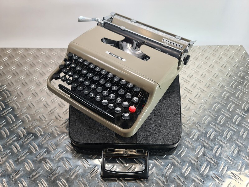 RARE BODONI ELITE FONT Olivetti Lettera 22 Typewriter, made in Italy