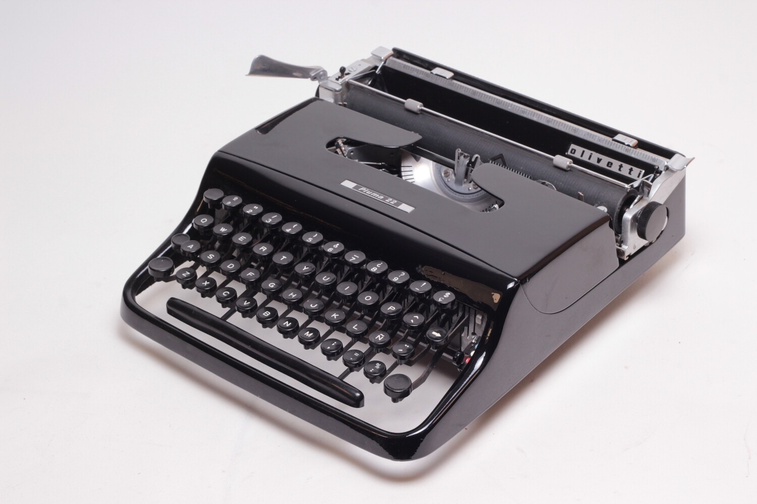 Olivetti Pluma 22 Glossy Black Vintage, Manual Typewriter, Restored
