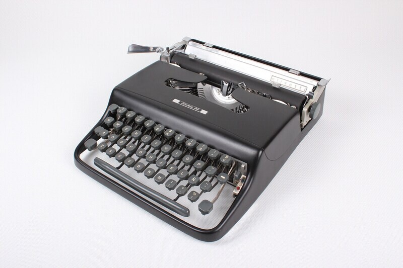 Olivetti Pluma 22 Black Vintage, Manual Typewriter, Serviced