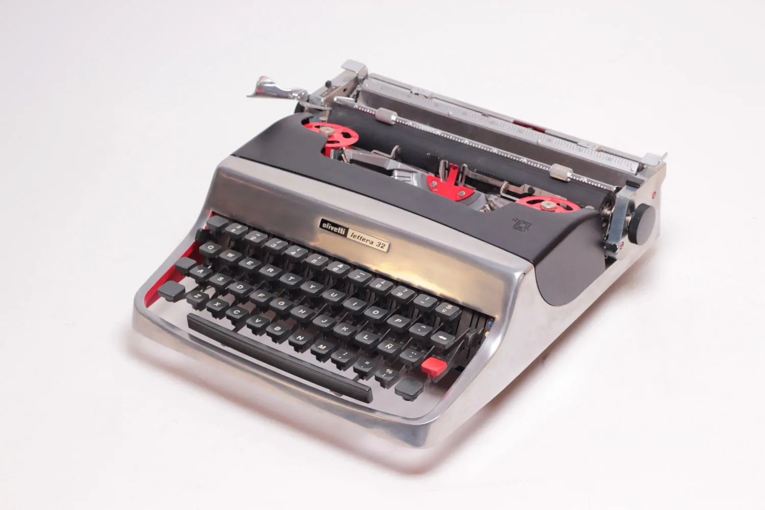 Olivetti Lettera 32 Polished Silver and Black Vintage Manual Typewriter, Refurbished
