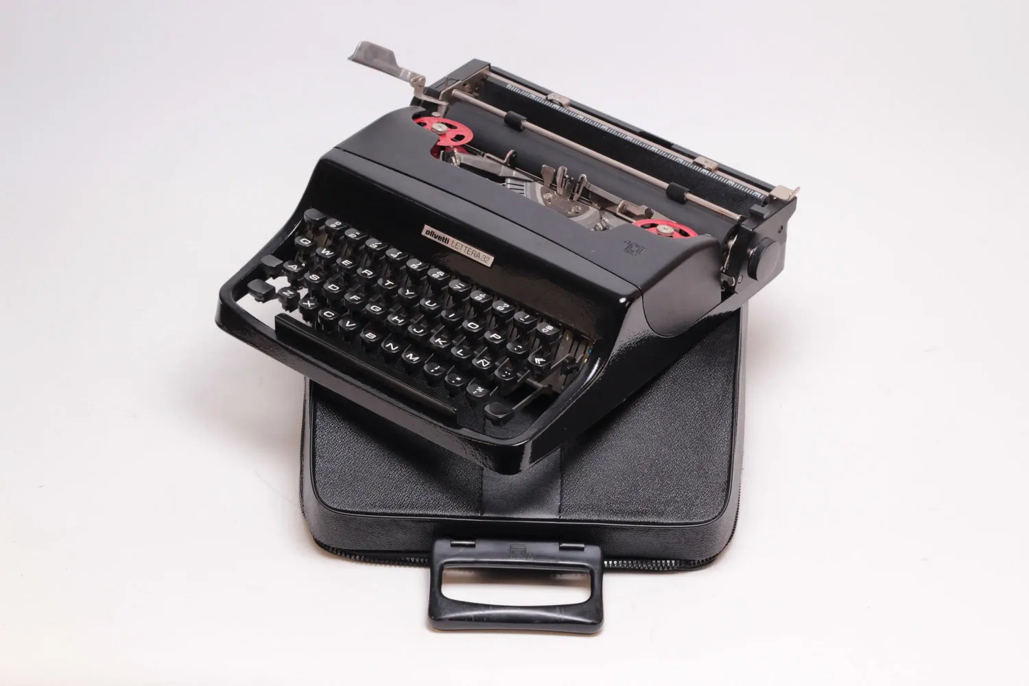 Olivetti Lettera 32 Pro Glossy Black Vintage Manual Typewriter, Serviced