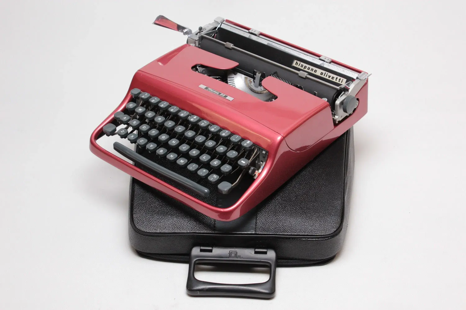 Olivetti Pluma 22 Glossy Coral Red Vintage, Manual Typewriter, Serviced