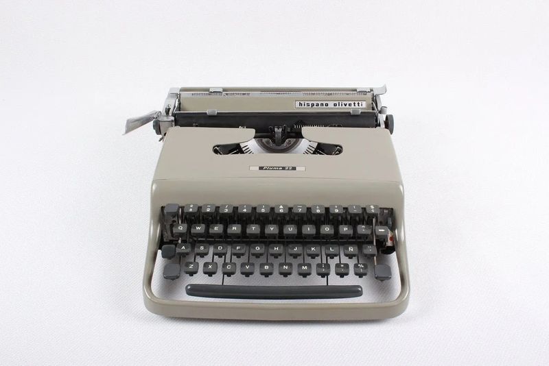 Olivetti Pluma 22 Original Greuish Beige Typewriter, Vintage Refurbished