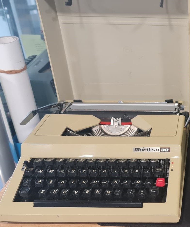 Maritsa 30, Beige Portable Manual Typewriter, Spanish