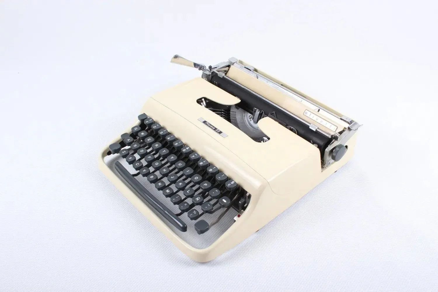 Olivetti Pluma 22 Original Cream Manual Vintage Typewriter, Serviced