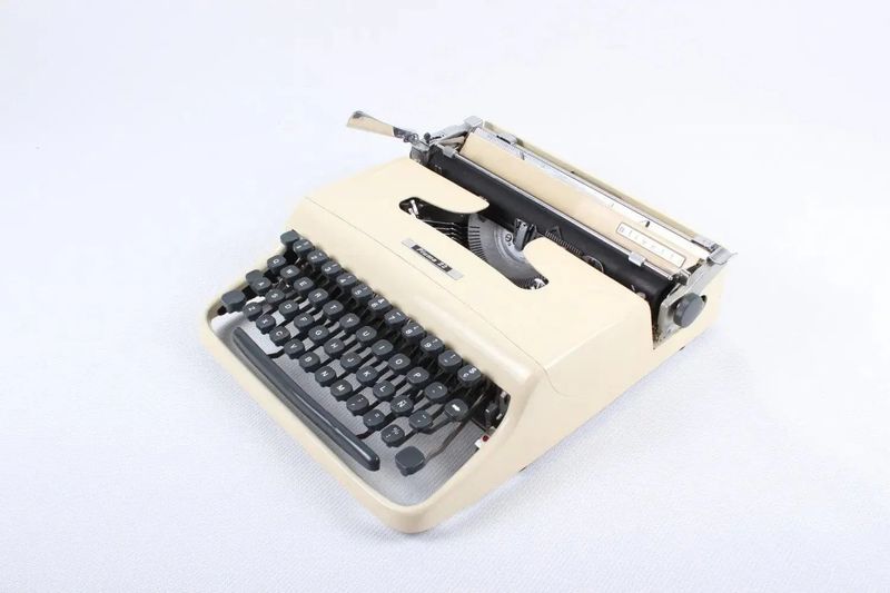 Olivetti Pluma 22 Original Cream Manual Vintage Typewriter, Serviced
