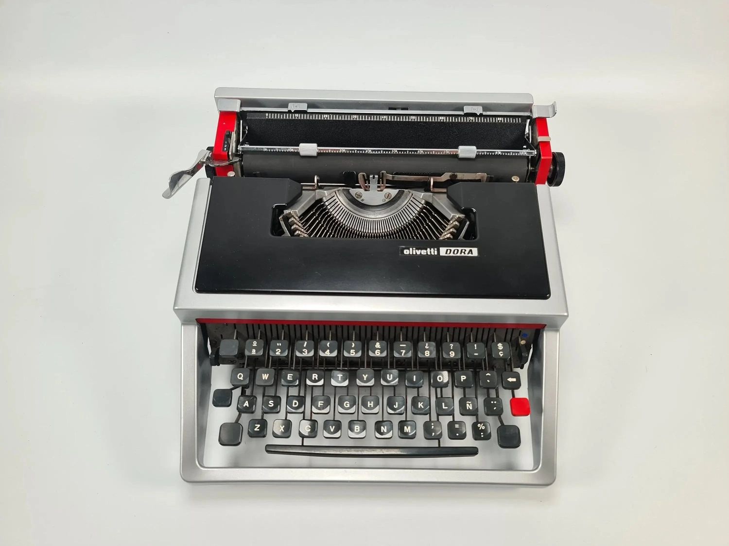 Olivetti Dora / Lettera 31 Silver &amp; Black Typewriter, Manual, Vintage, QWERTY, Refurbished