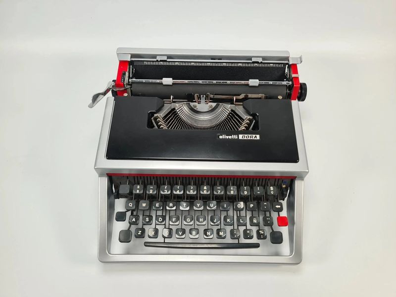 Olivetti Dora / Lettera 31 Silver &amp; Black Typewriter, Manual, Vintage, QWERTY, Refurbished