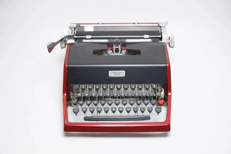 Olivetti Studio de Luxe, Burgundy, Black Vintage Typewriter, Restored