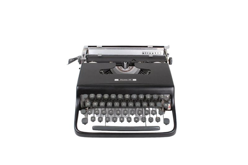 Olivetti Pluma 22 Black Vintage, Manual Typewriter, Refurbished