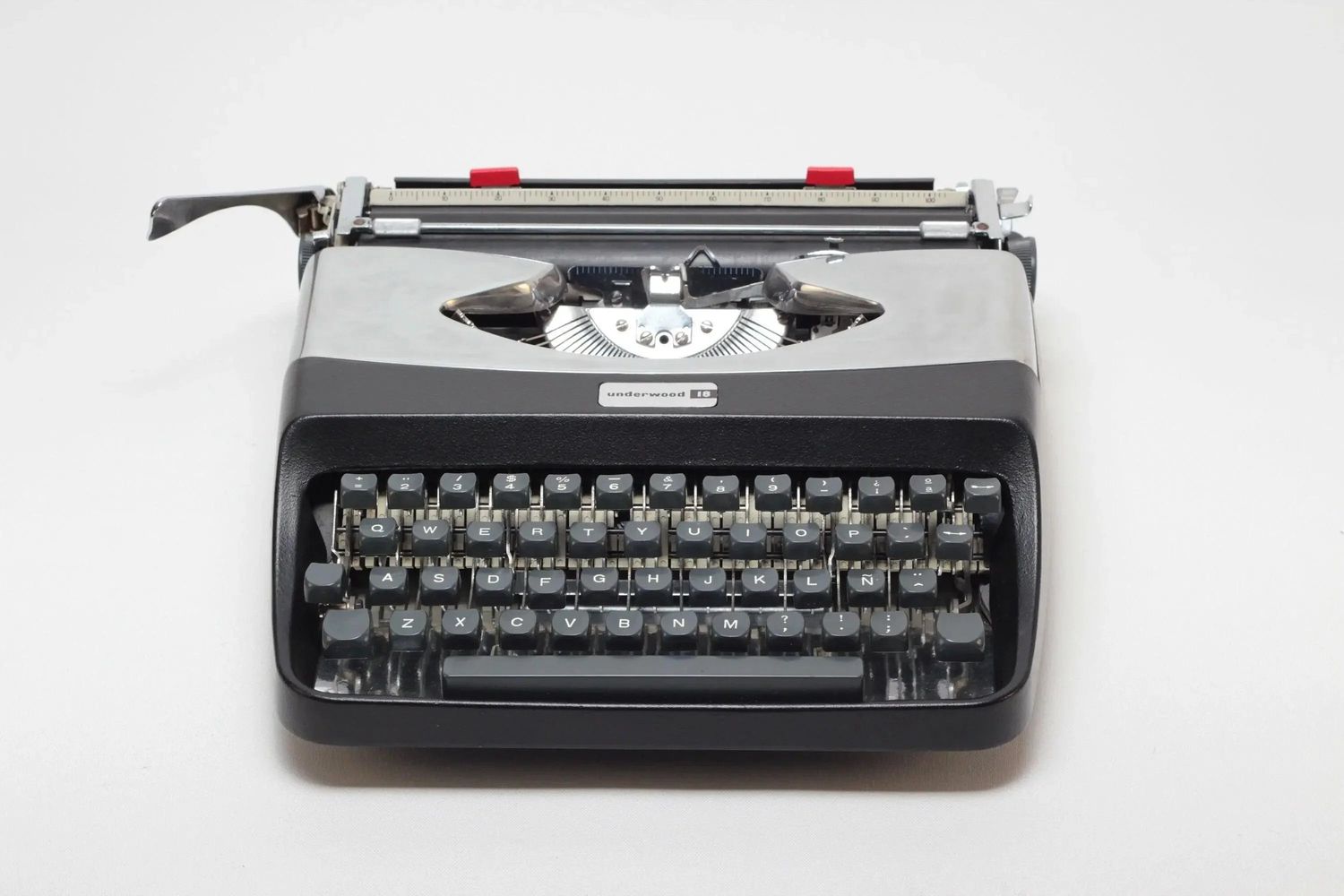 Underwood 18 Black &amp; Silver, Vintage Manual Typewriter, Refurbished