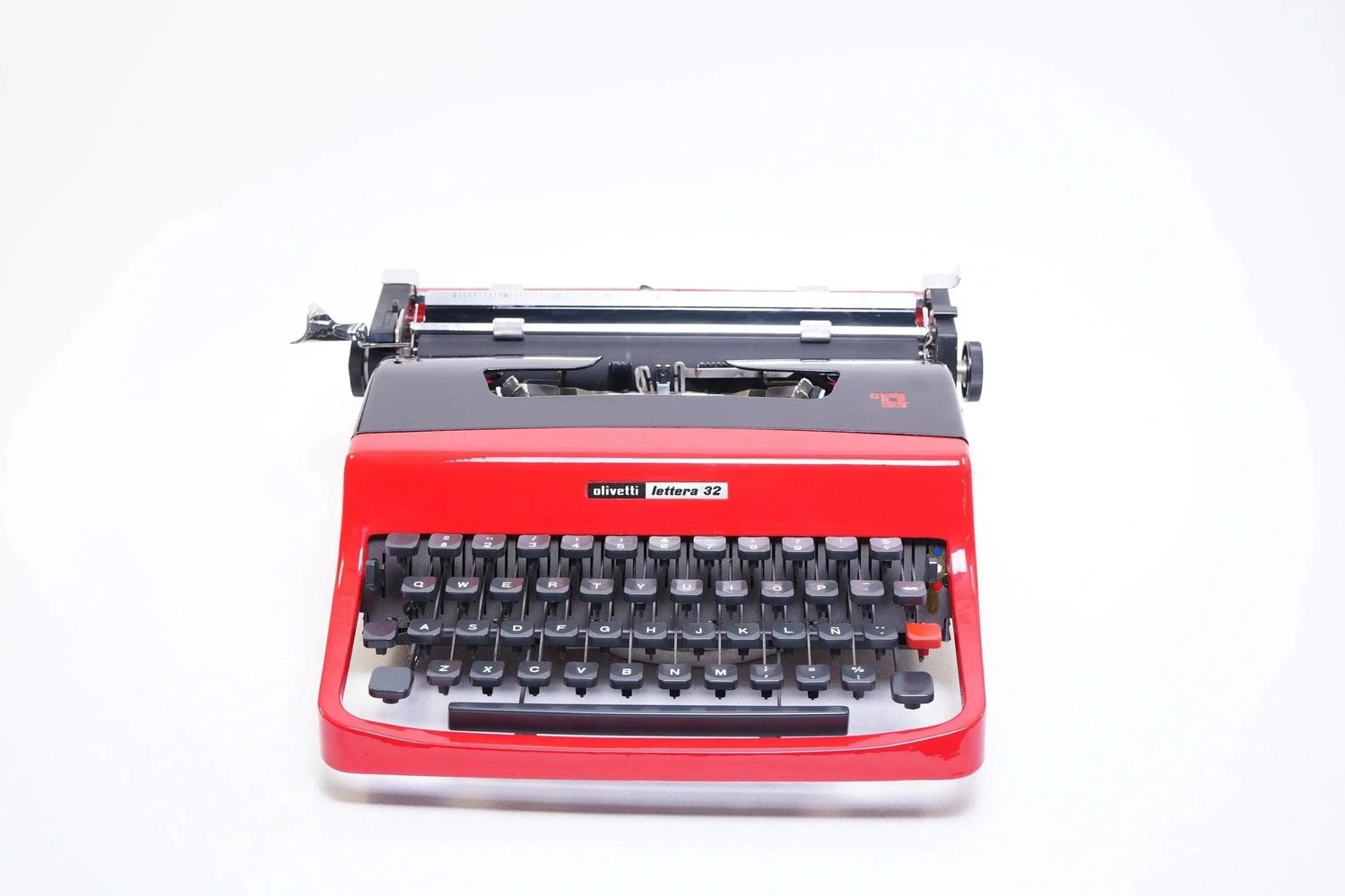 Olivetti Lettera 32 Red &amp; Black Vintage Manual Typewriter, Refurbished