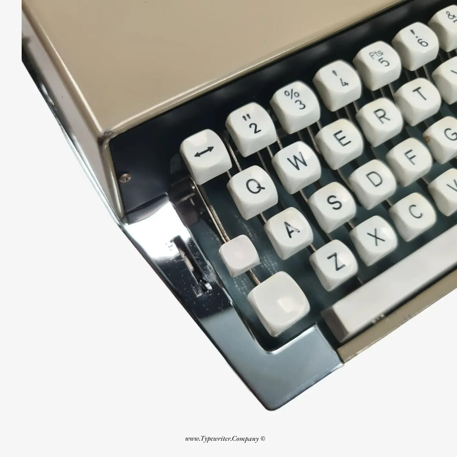 Nippo P-200 Manual Vintage Typewriter, Serviced, Qwerty Keyboard