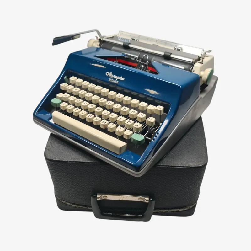 Olympia Monica (SM8) Restored 1960s Portable Typewriter (QWERTZ)