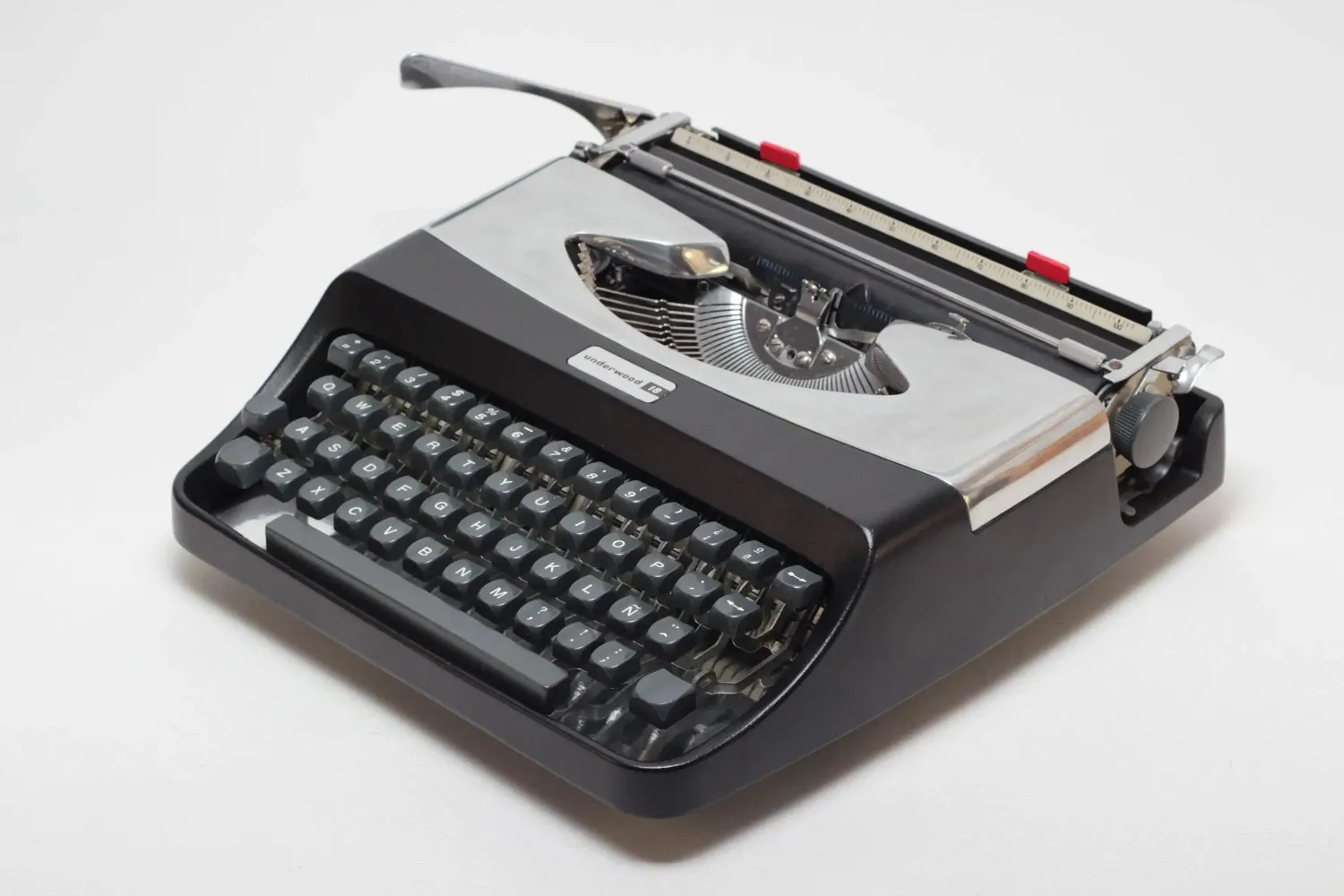 Underwood 18 Black &amp; Silver, Vintage Manual Typewriter, Refurbished