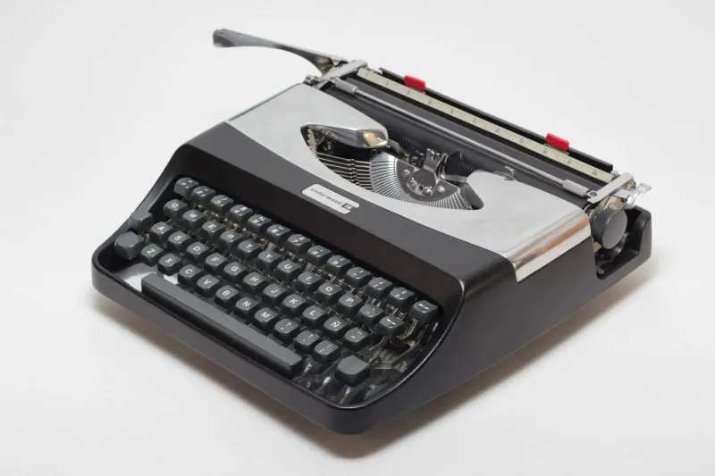 Underwood 18 Black &amp; Silver, Vintage Manual Typewriter, Refurbished