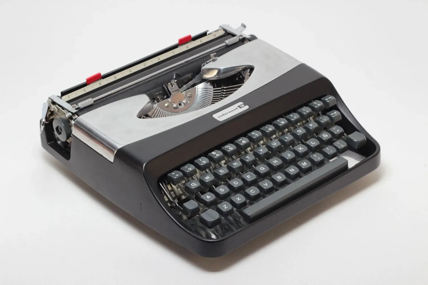 Underwood 18 Black &amp; Silver, Vintage Manual Typewriter, Refurbished
