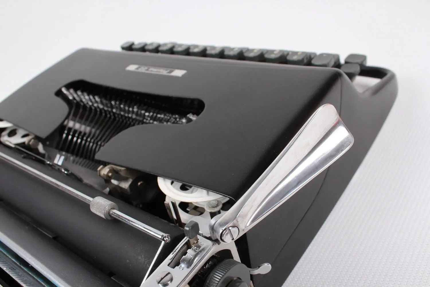 Olivetti Pluma 22 Black Vintage, Manual Typewriter, Refurbished