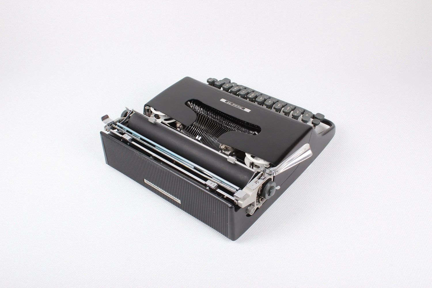 Olivetti Pluma 22 Black Vintage, Manual Typewriter, Refurbished