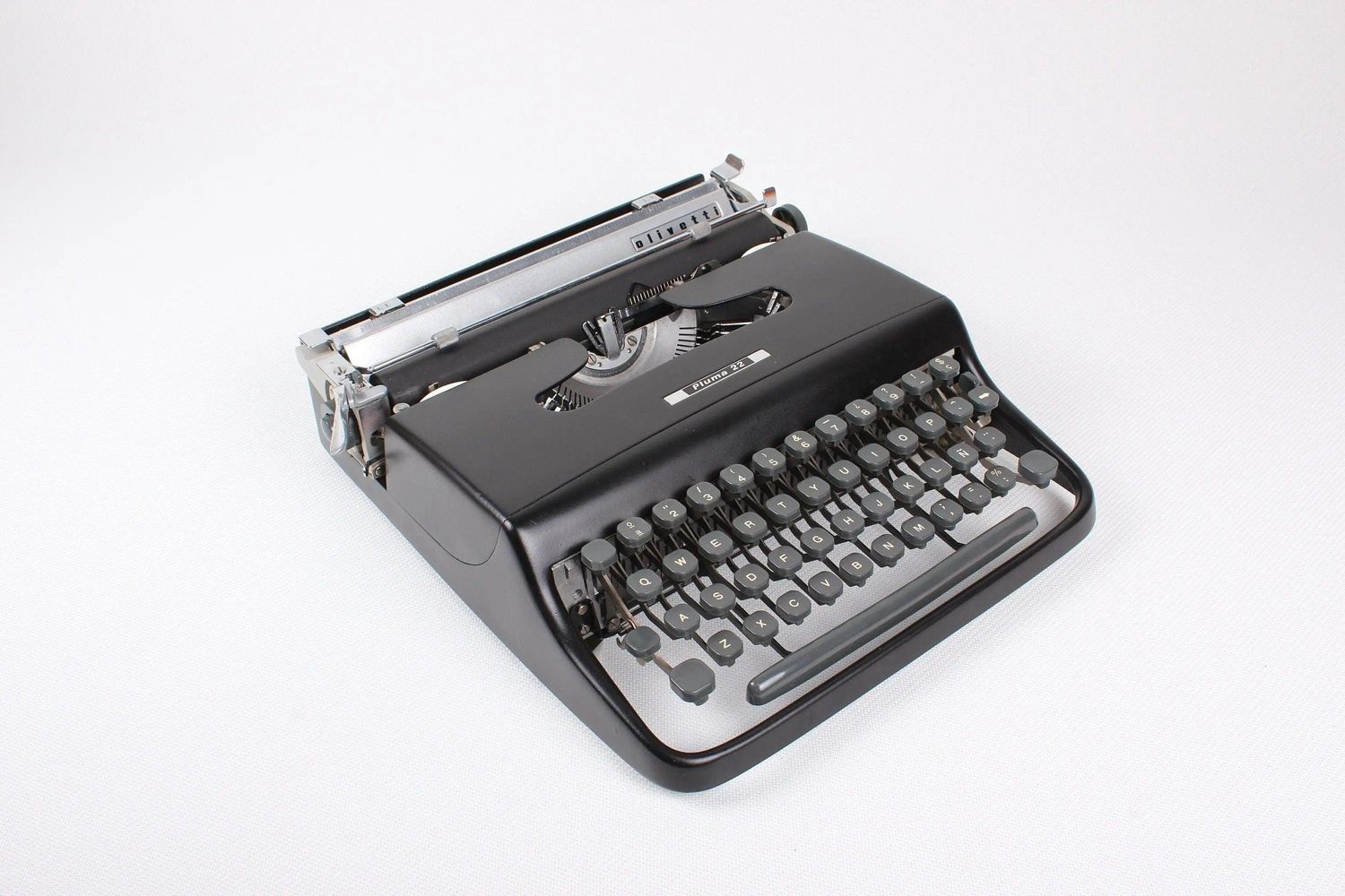 Olivetti Pluma 22 Black Vintage, Manual Typewriter, Refurbished