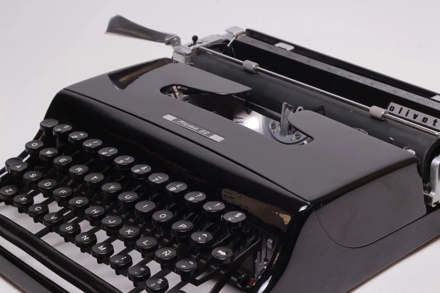 Olivetti Pluma 22 Glossy Black, Vintage Manual Typewriter, Restored