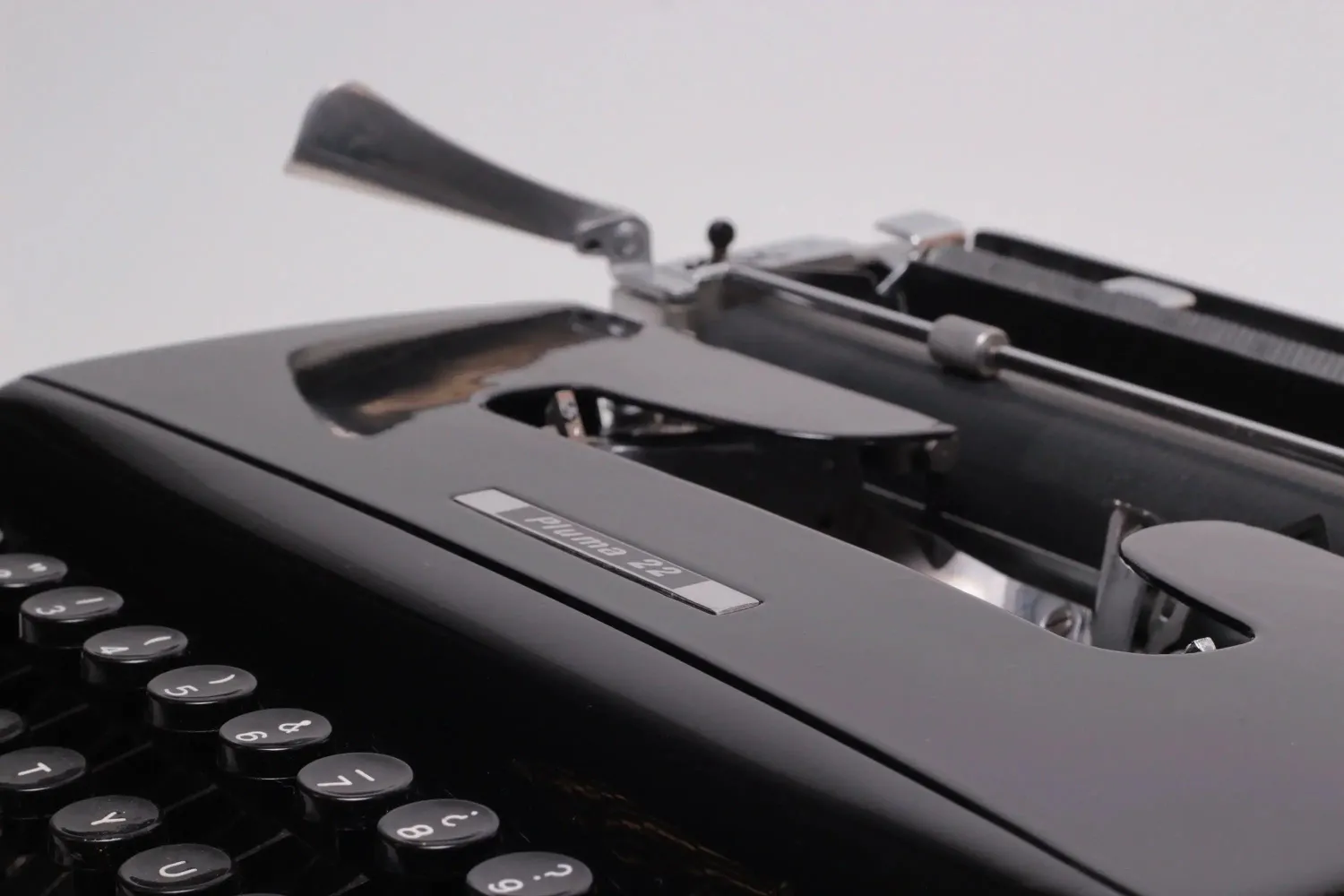 Olivetti Pluma 22 Glossy Black, Vintage Manual Typewriter, Restored