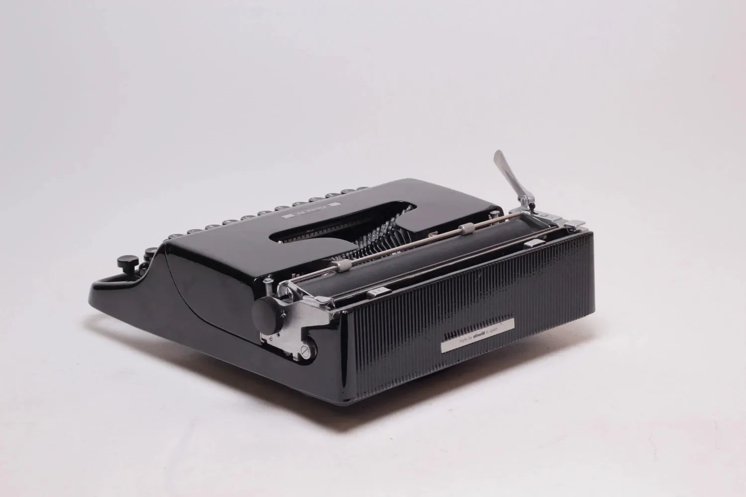 Olivetti Pluma 22 Glossy Black, Vintage Manual Typewriter, Restored