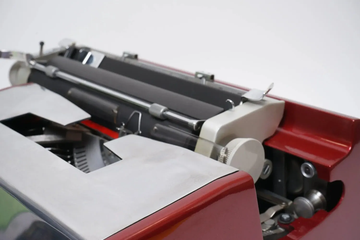 Olivetti Studio de Luxe, Burgundy, Black Vintage Typewriter, Restored