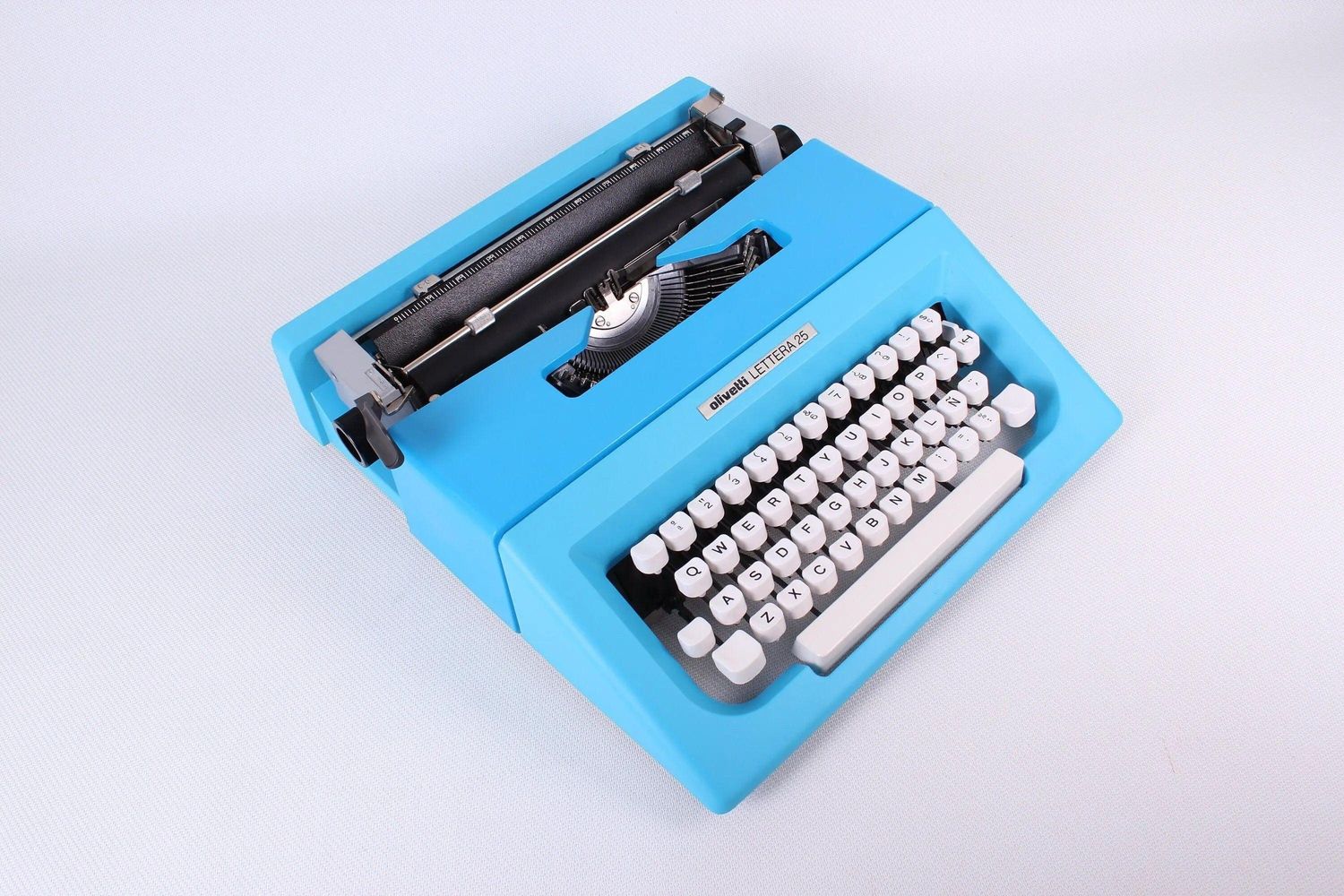 Olivetti Lettera 25 Blue, Vintage Manual Typewriter, Refurbished