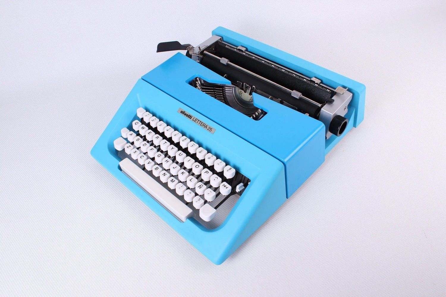 Olivetti Lettera 25 Blue, Vintage Manual Typewriter, Refurbished