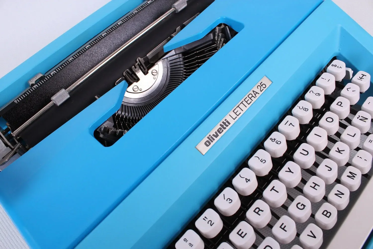Olivetti Lettera 25 Blue, Vintage Manual Typewriter, Refurbished