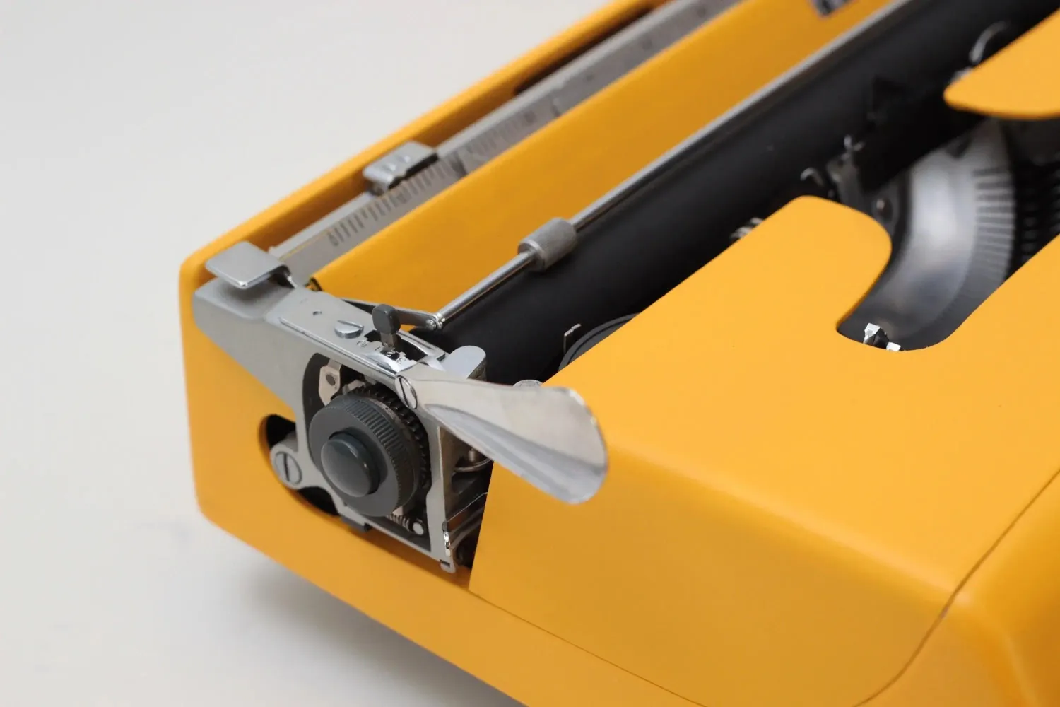 Olivetti Pluma 22 Yellow, Vintage Manual Typewriter, Refurbished