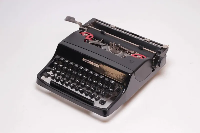 Olivetti Lettera 32 Glossy Black Vintage Manual Typewriter, Refurbished