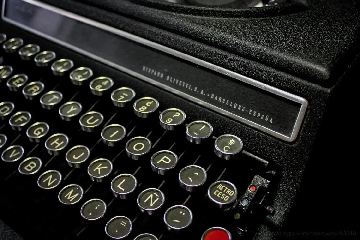 Olivetti Studio 46 (42) Classic Black Vintage Typewriter Serviced, case