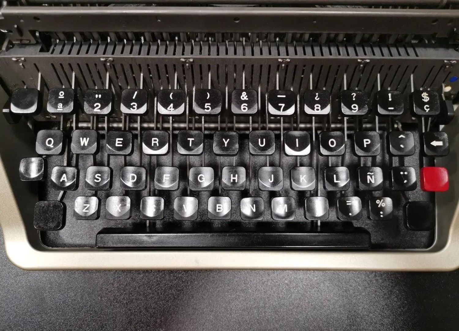 Olivetti Lettera DL / 33 Black Typewriter, Vintage, Refurbished