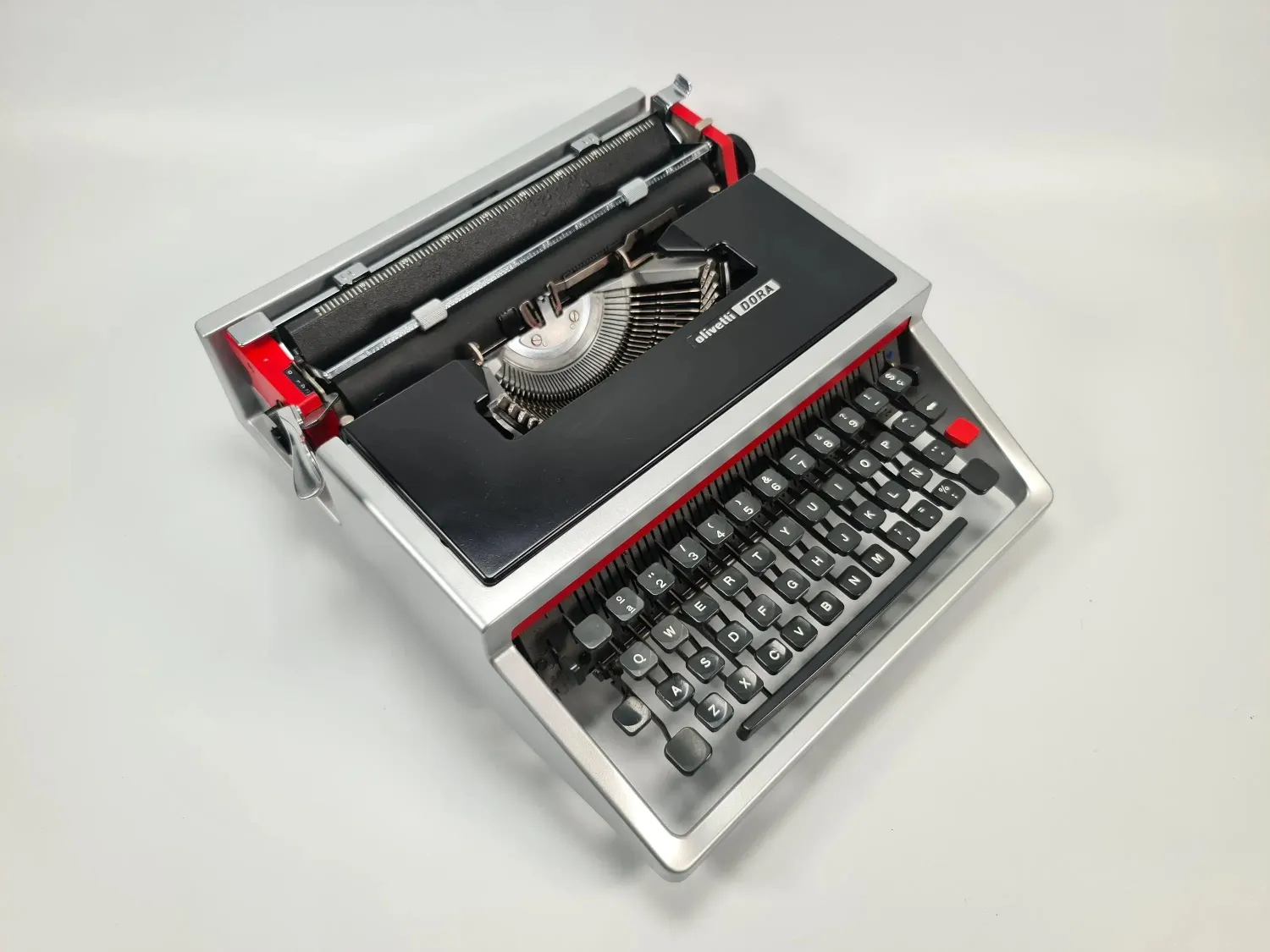Olivetti Dora / Lettera 31 Silver &amp; Black Typewriter, Manual, Vintage, QWERTY, Refurbished