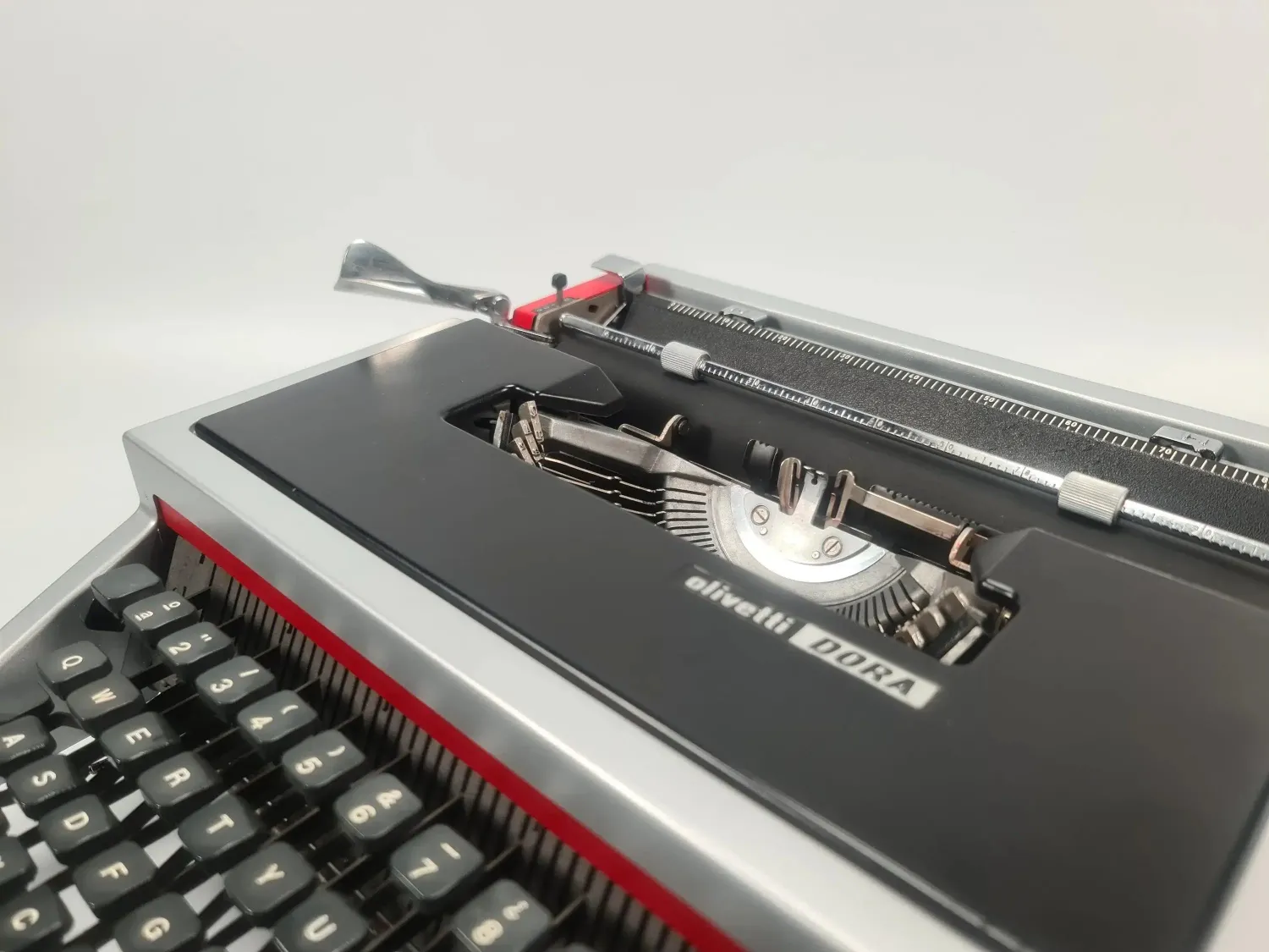Olivetti Dora / Lettera 31 Silver &amp; Black Typewriter, Manual, Vintage, QWERTY, Refurbished