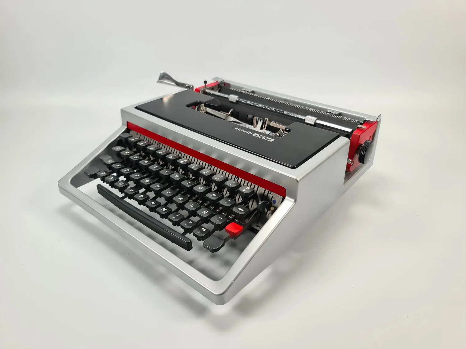 Olivetti Dora / Lettera 31 Silver &amp; Black Typewriter, Manual, Vintage, QWERTY, Refurbished