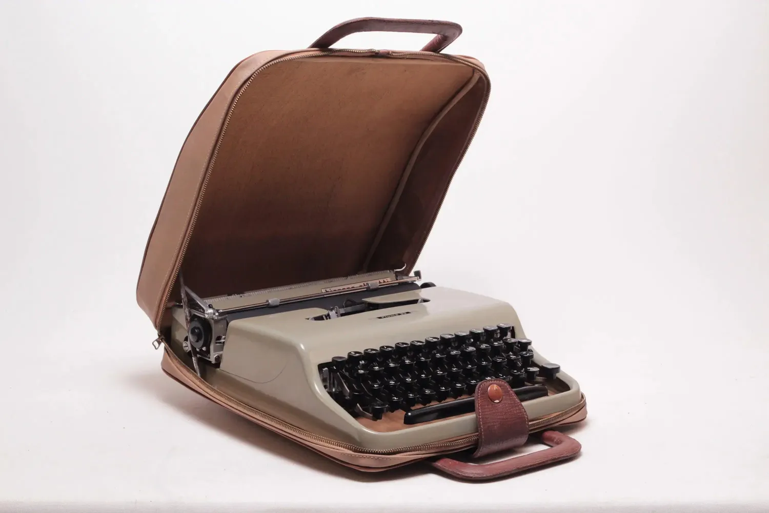 Olivetti Pluma 22 Manual Vintage Typewriter, Portable, Serviced