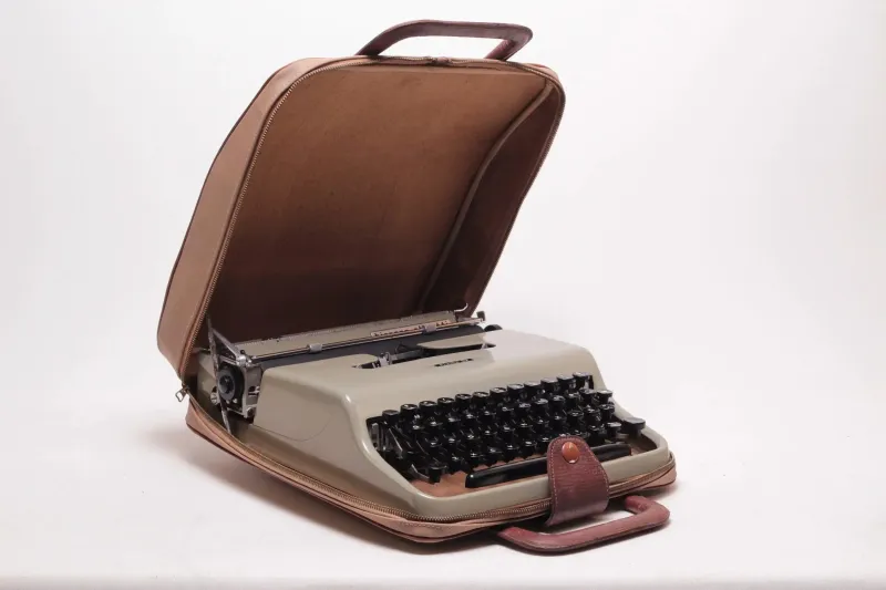 Olivetti Pluma 22 Manual Vintage Typewriter, Portable, Serviced