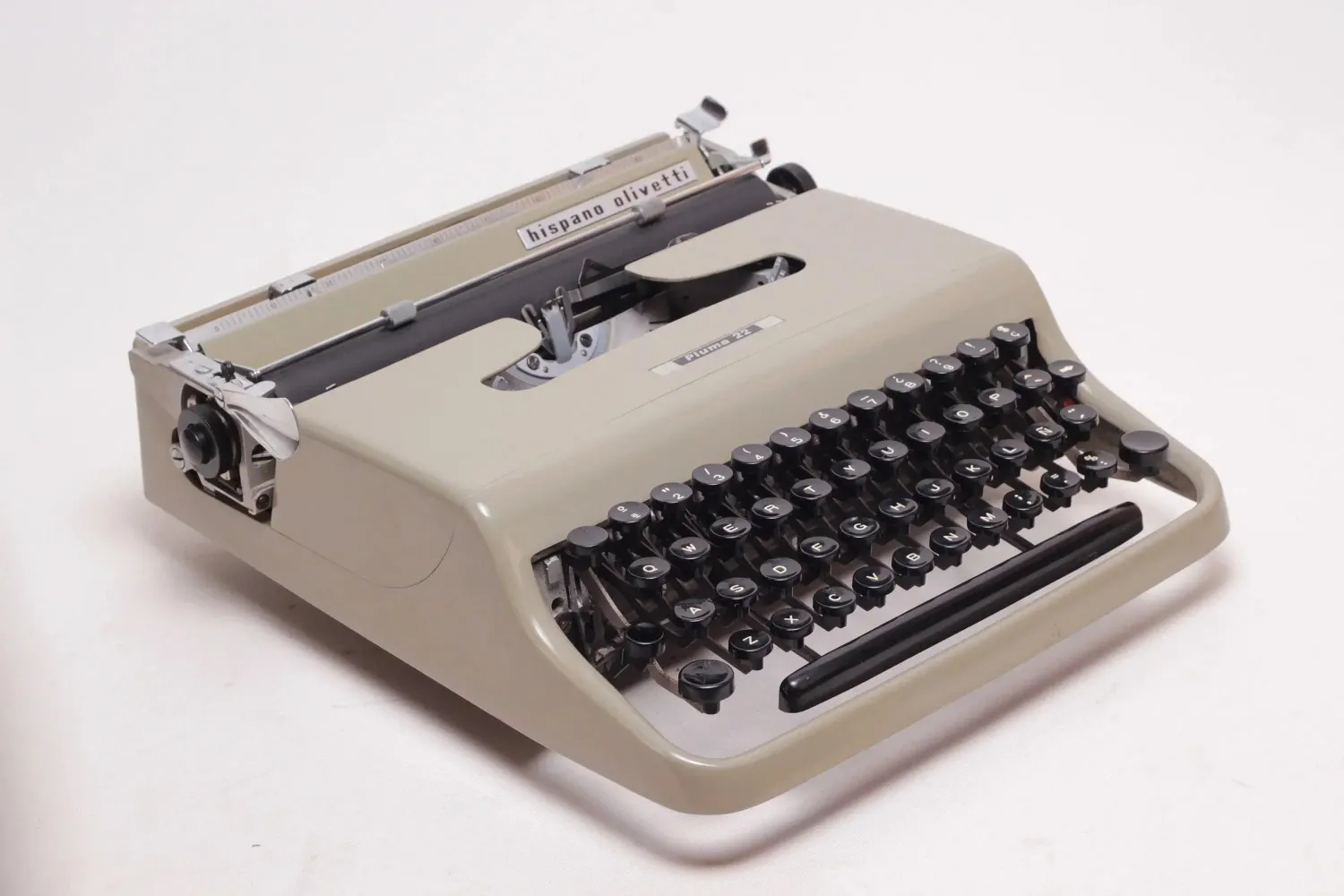 Olivetti Pluma 22 Manual Vintage Typewriter, Portable, Serviced
