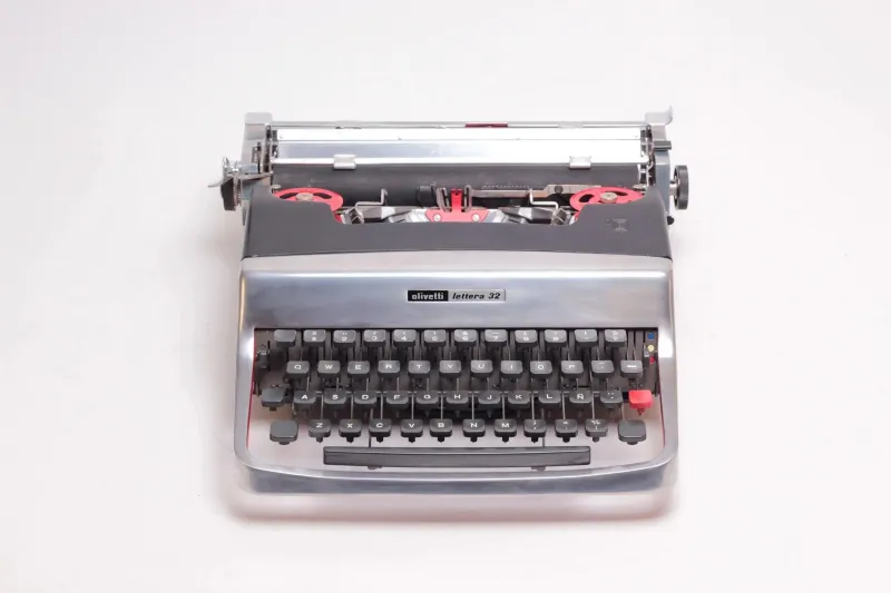 Olivetti Lettera 32 Polished Silver and Black Vintage Manual Typewriter, Refurbished