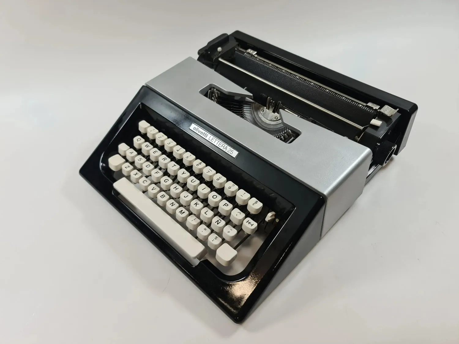 Olivetti Lettera 25 Custom Color, Vintage Manual Typewriter, Restored