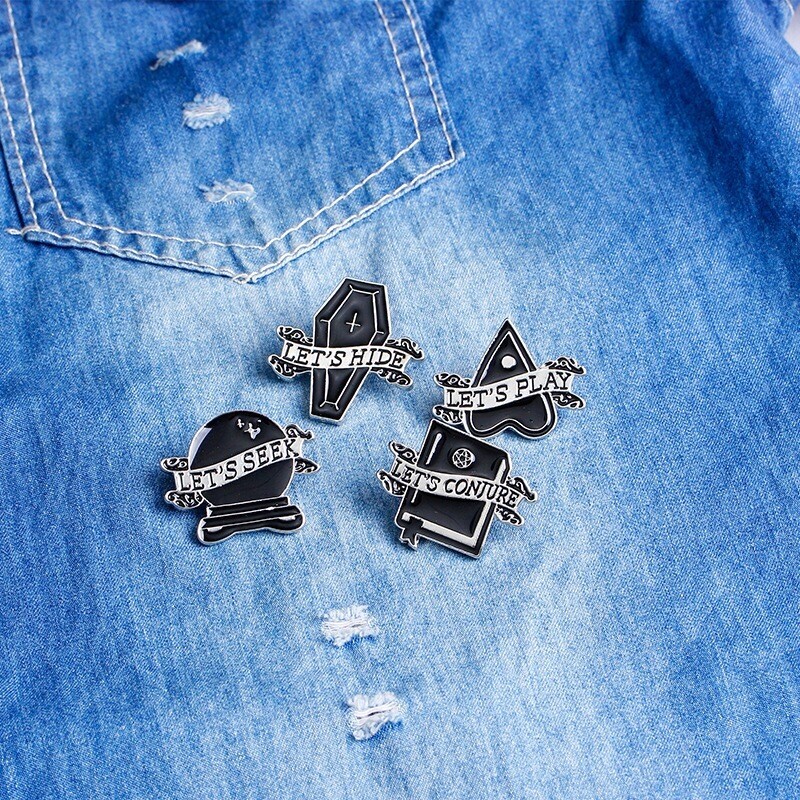 Witchy Pins (1 Random pc.)